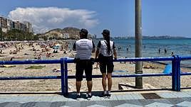Agentes de la Policía Local en una playa de Alicante