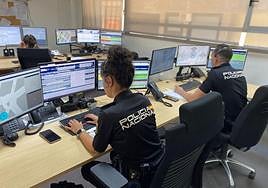 Agentes de la Policía Nacional atienden el registro de mensajes en Alertcops.