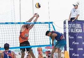 Remate del venezolano Tigrito Gómez frente al alicantino Dani Moreno