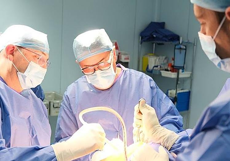 Imagen principal - Juan Carlos Ferragut, jefe del Área de Traumatología y Ortopedia en IMED Levante, en quirófano