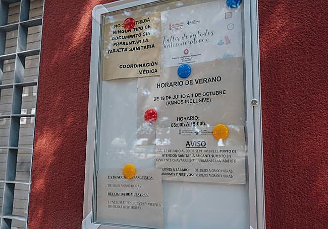 El personal no ha retirado el cartel con el horario de verano.