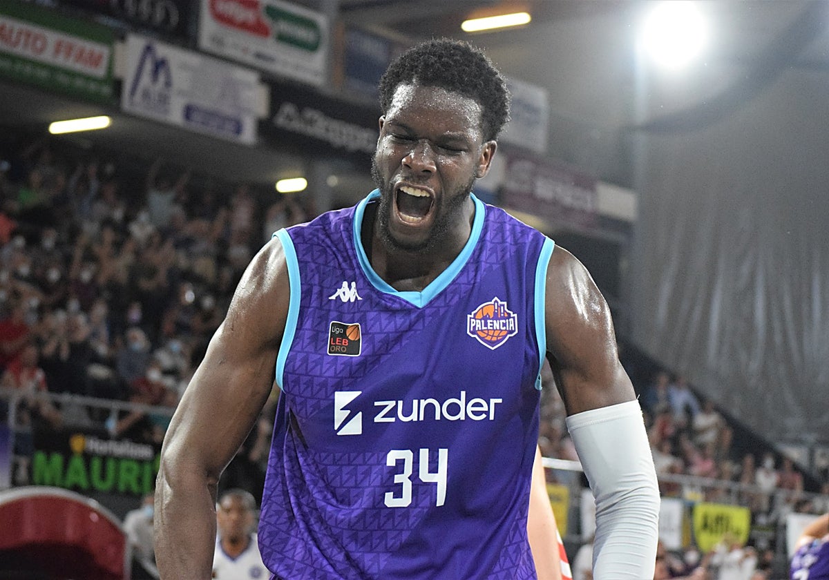 Mus Barro celebra una canasta con el Zunder Palencia