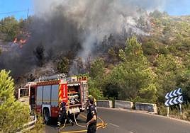 Bomberos sofocan el incendio en el parque natural del Montgó.