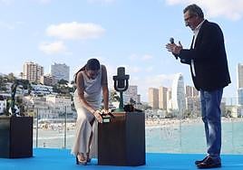 Blanca Paloma y el alcalde de Benidorm Toni Pérez junto al monolito del Benidorm Fest.