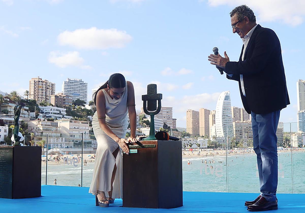Blanca Paloma y el alcalde de Benidorm Toni Pérez junto al monolito del Benidorm Fest.