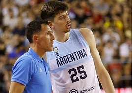 El seleccionador argentino Pablo Prigioni da instrucciones a un jugador