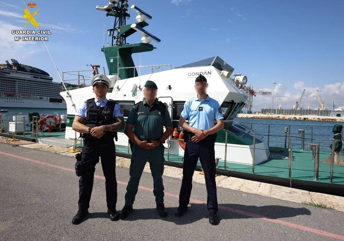 Vincent y Rudy, junto a un agente de la Guardia Civil.