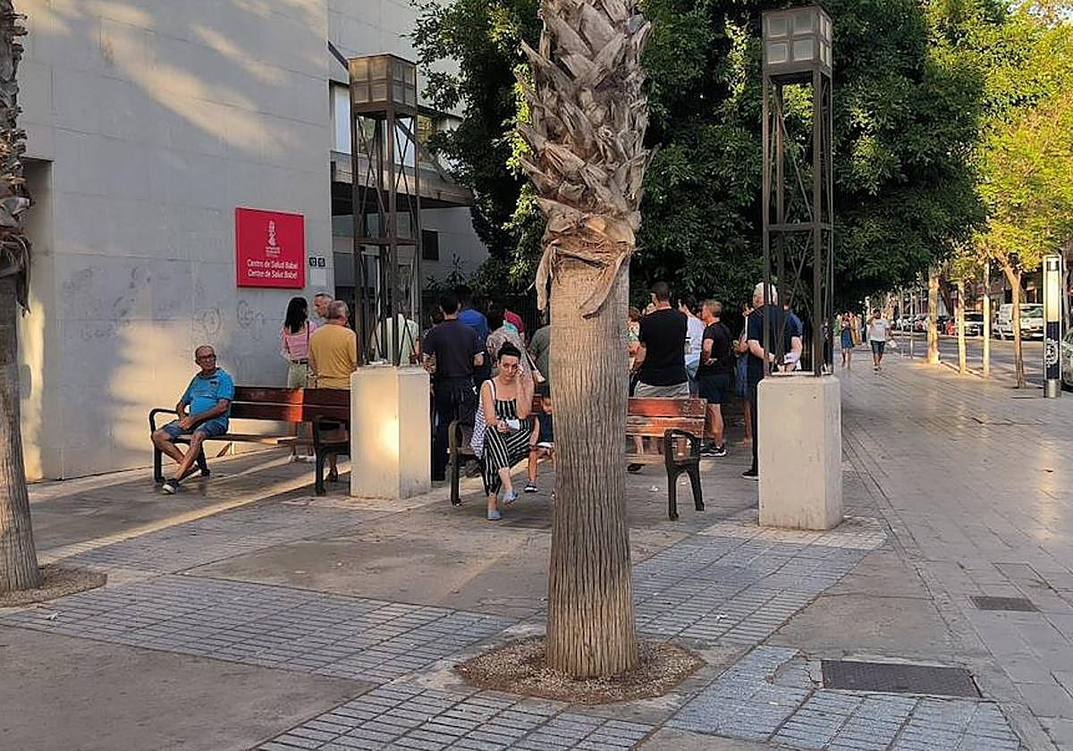 Los pacientes esperan a las 8 horas de la mañana para acceder a las analíticas