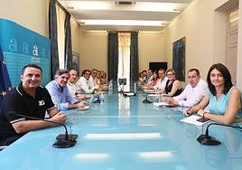 Reunión del nuevo equipo de gobierno de la Diputación Provincial de Alicante.