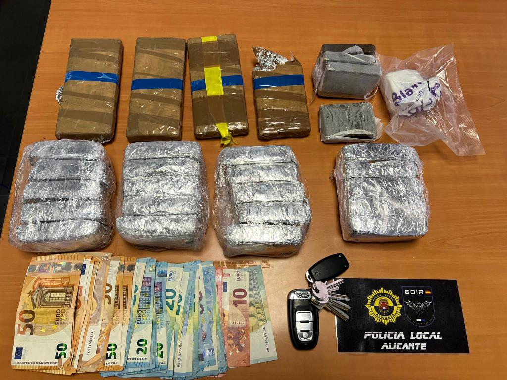 El material requisado por los agentes.