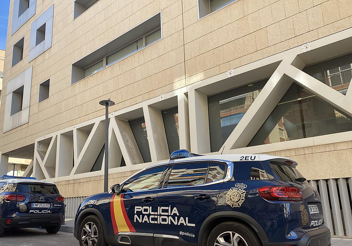 Dos vehículos de la Policía Nacional frente a la Comisaría Provincial de Alicante.
