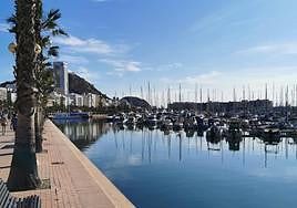 El puerto de Alicante amanece con un sol radiante.