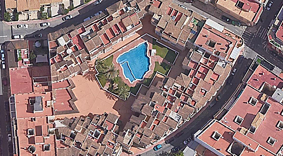 Imagen de la piscina con forma de la península Ibérica.