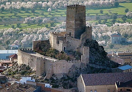El castillo de Banyeres de Mariola en plena floración de almendros.