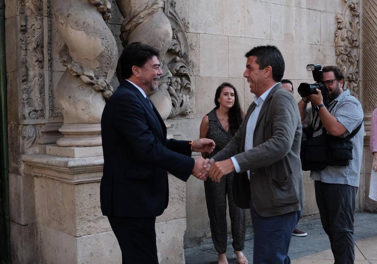 El alcalde de Alicante, Luis Barcala, recibe al presidente de la Generalitat, Carlos Mazón, a las puertas del Ayuntamiento.