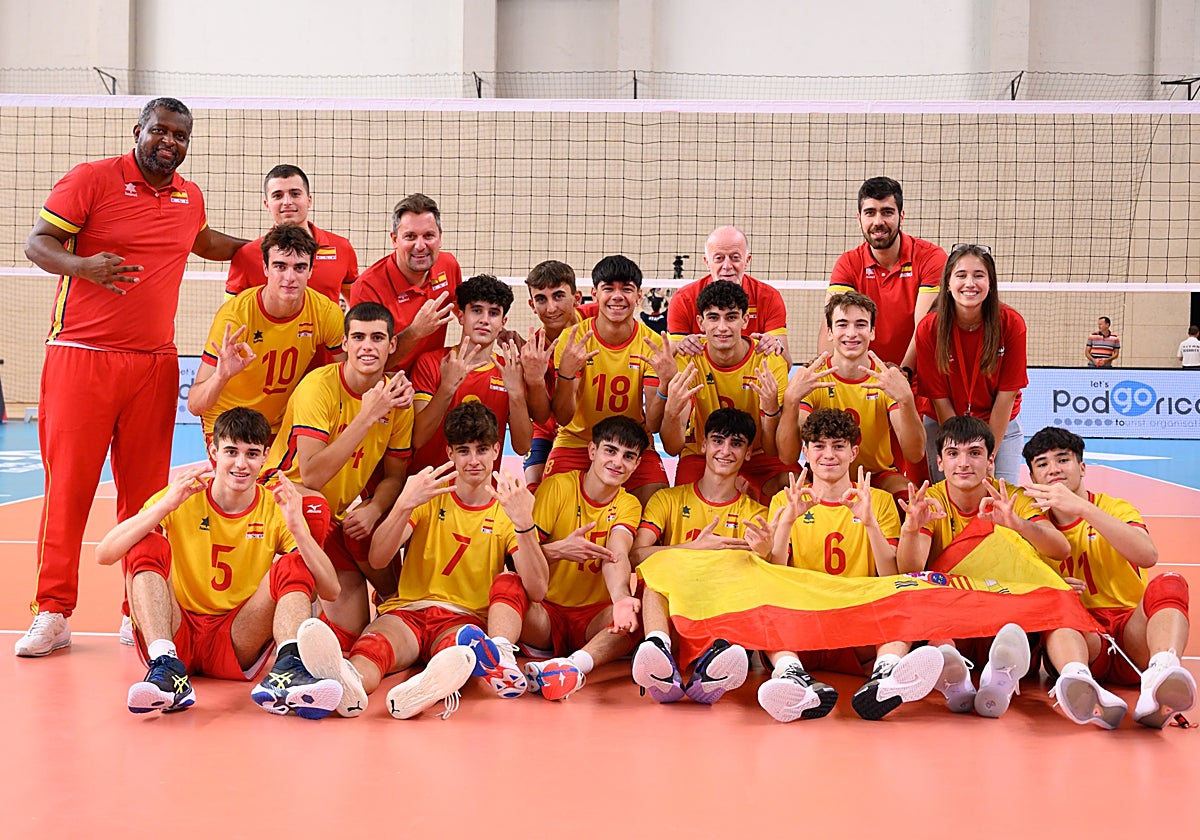 Arel Amorós y Justo Quesada posan con el resto de España sub'17