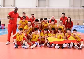 Arel Amorós y Justo Quesada posan con el resto de España sub'17