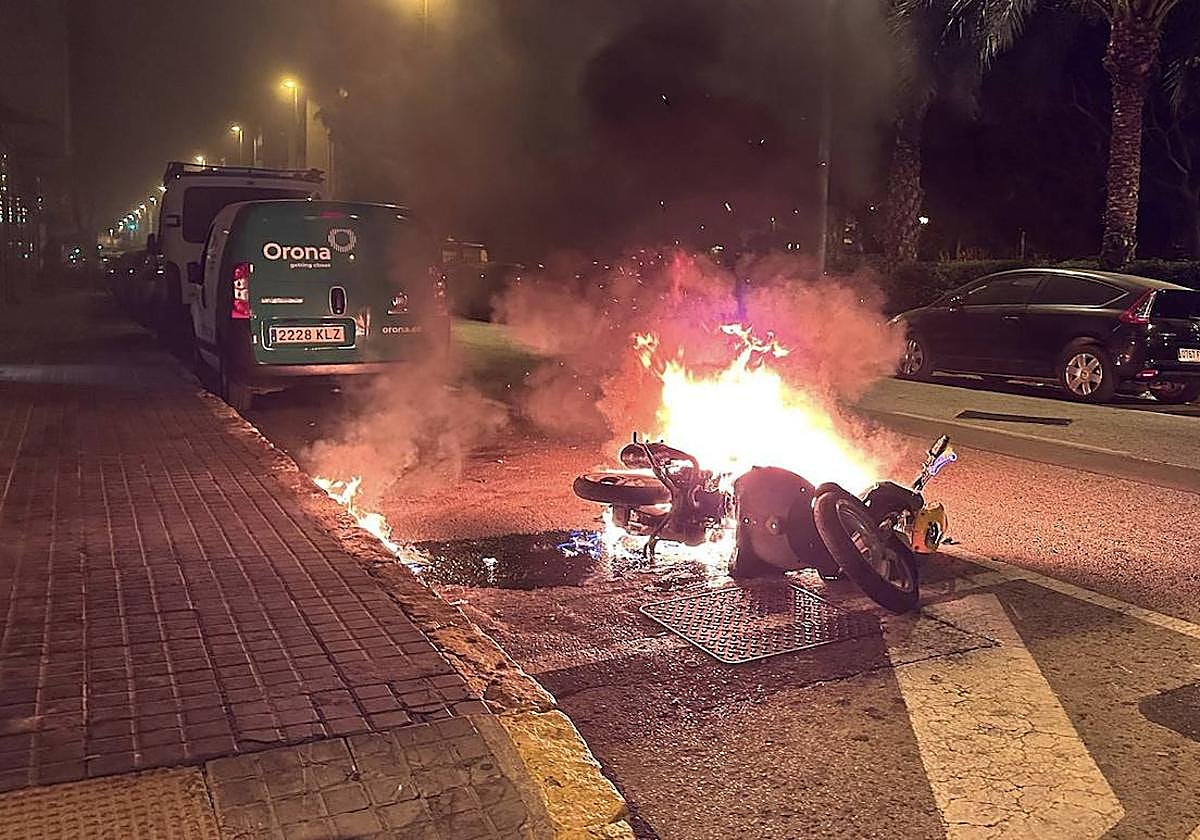La moto en llamas.