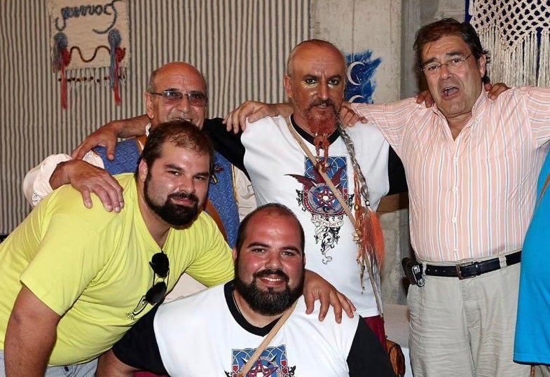 El agente fallecido (de pie al centro de la imagen) junto a sus compañeros de comparsa.