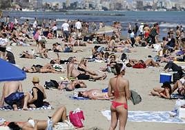 La Playa del Postiguet recibe miles de turistas durante el verano