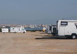 Caravanas en un aparcamiento de la playa de Urbanova