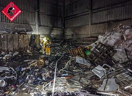 La nave contenía restos de poda, enseres y material para reciclar.