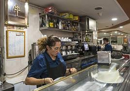 Una camarera en un bar de Alicante