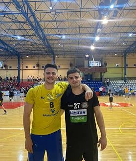 Imagen secundaria 2 - De izquierda a derecha: los hermanos, Augusto y Álvaro, posando previo al derbi de Ciudad Real