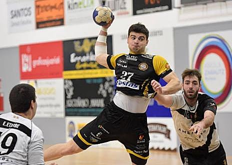 Imagen secundaria 1 - De izquierda a derecha: los hermanos, Augusto y Álvaro, posando previo al derbi de Ciudad Real