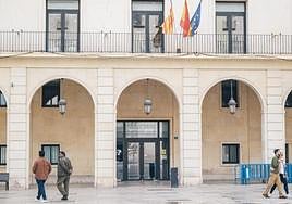 La entrada de la Audiencia Provincial de Alicante.