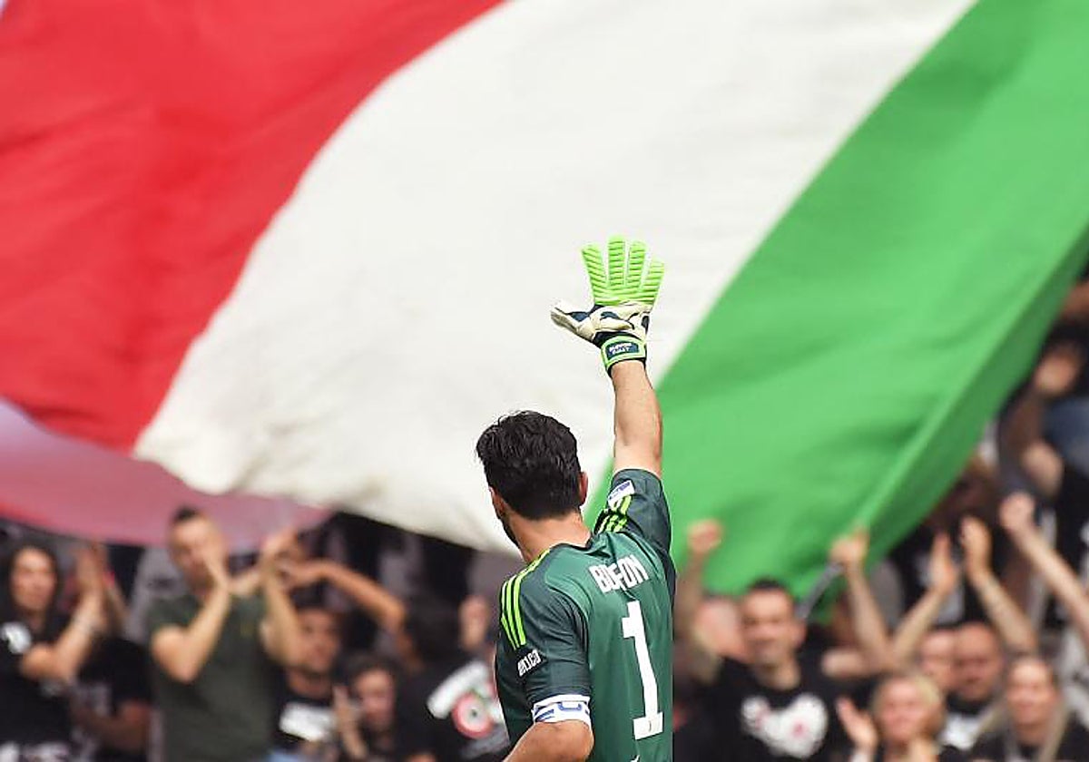 Gianluigi Buffon saluda a los seguidores de Italia