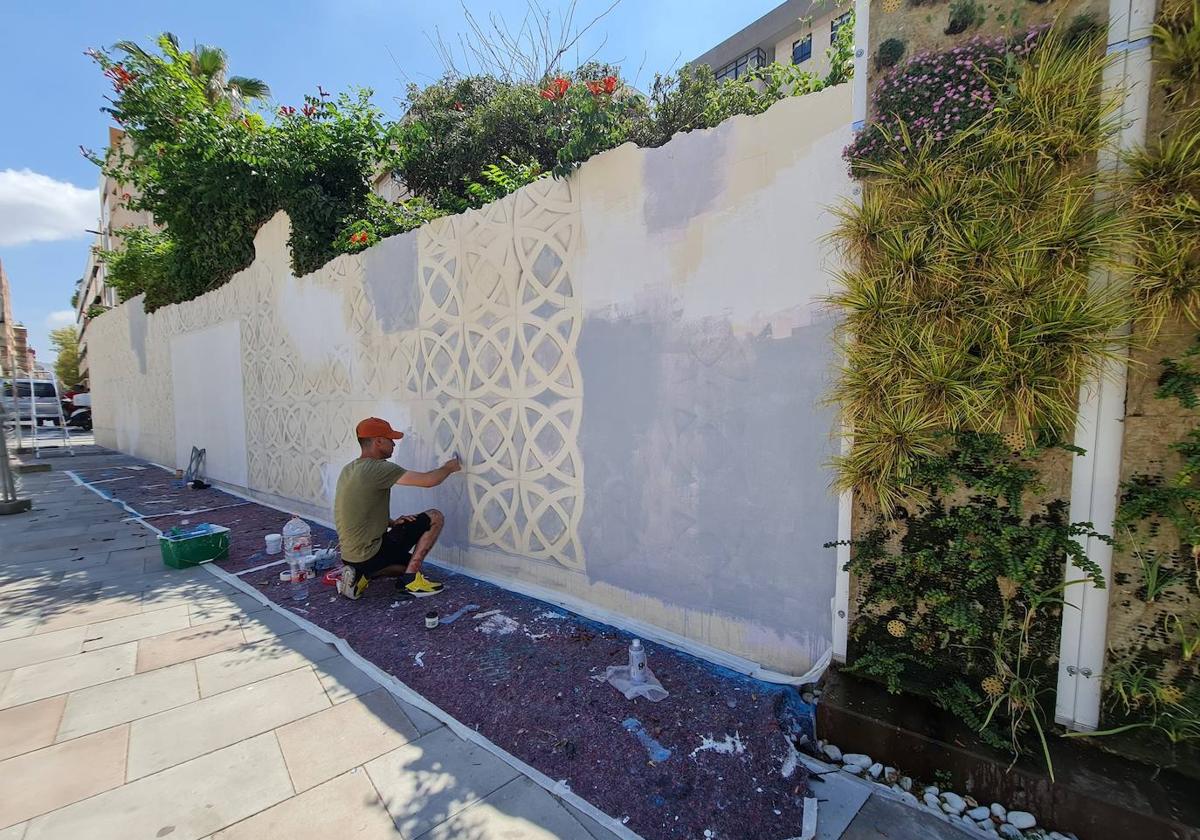 El nuevo mural de la plaza del Zapatero de Elda toma forma.