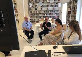 De izquierda a derecha: Javier Romero y Michael Jenkins contrastando opiniones junto a Nayma Beldjilali y Rosa Castells.