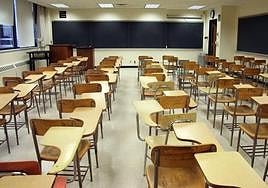 Sillas de un aula de colegio