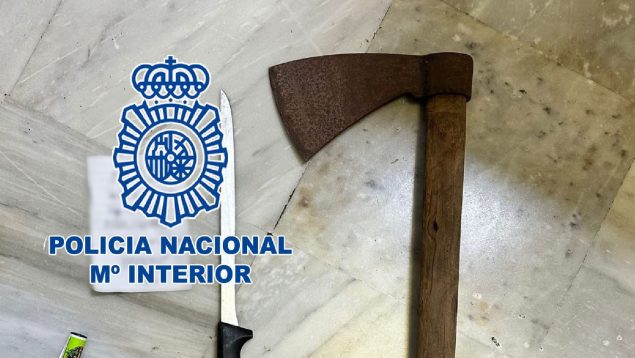 Hacha y cuchillo que se le intervinieron al sujeto.