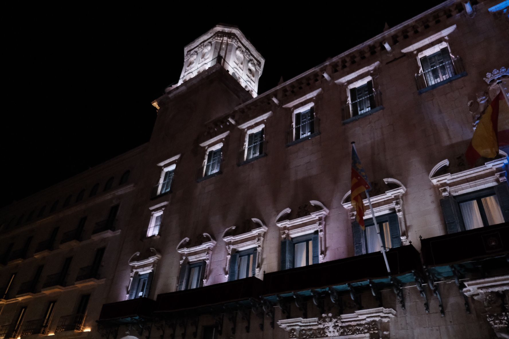 La plaza del Ayuntamiento de Alicante estrena iluminación