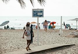 Una persona accede a la playa del Postiguet.