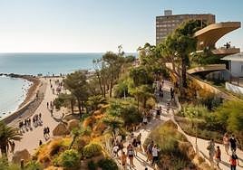 Recreación de un paseo litoral en la zona sur de Alicante sin vías en la costa.
