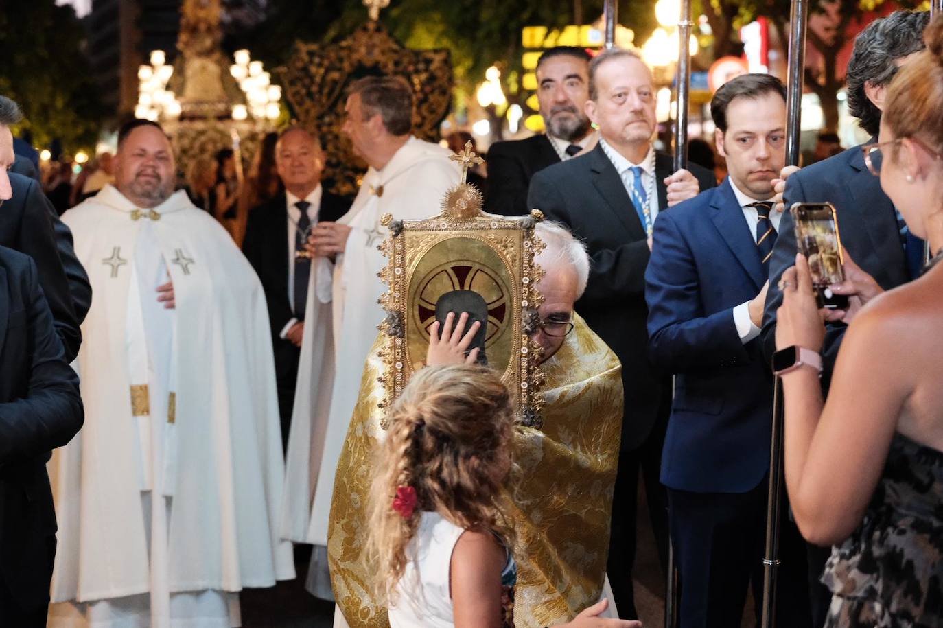 La Santa Faz acompaña a la patrona por las calles de Alicante