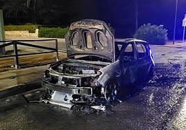 El vehículo calcinado en la carretera de Les Rotes en Dénia.