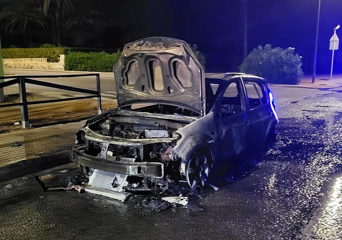 El vehículo calcinado en la carretera de Les Rotes en Dénia.