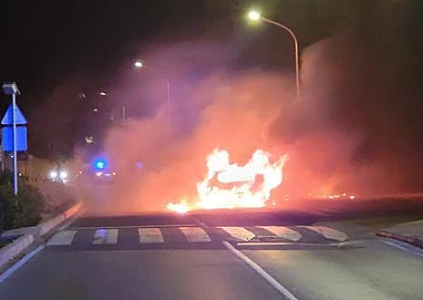 Imagen secundaria 1 - Estado del coche e incendio en la carretera de Les Rotes.