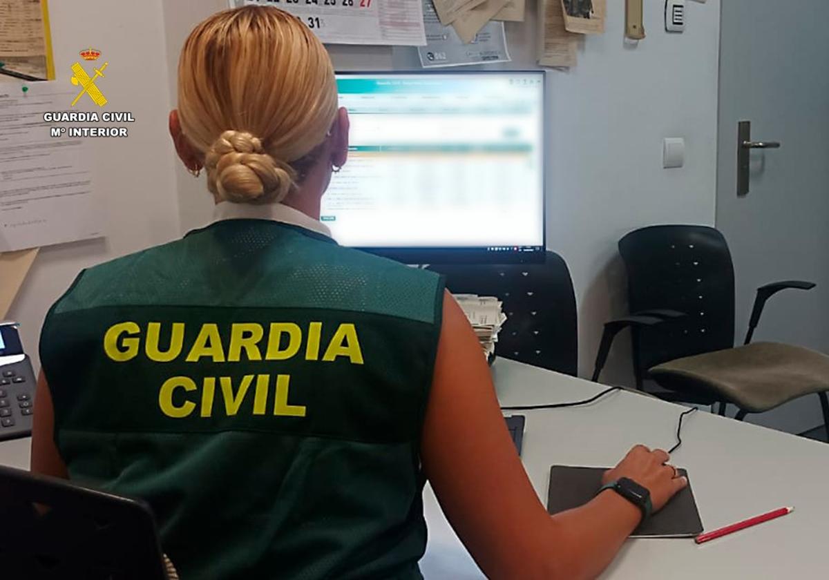 Una agente de la Guardia Civil de Santa Pola durante sus labores.