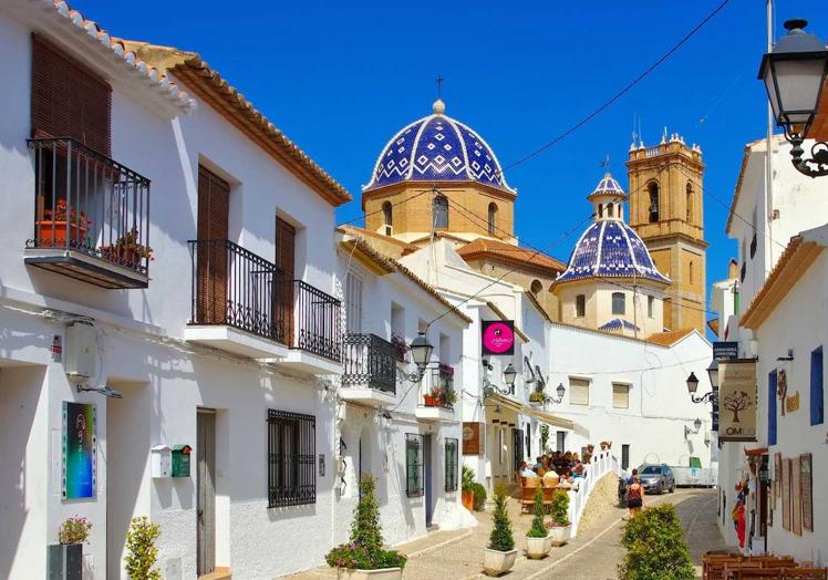 Imagen principal - De izquierda a derecha: vista del centro de Altea, una de sus playas y vistas del mar desde una de sus calles del casco antiguo