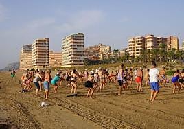 La playa de la Roqueta en Guardamar del Segura presenta un viento flojo y oleaje moderado.
