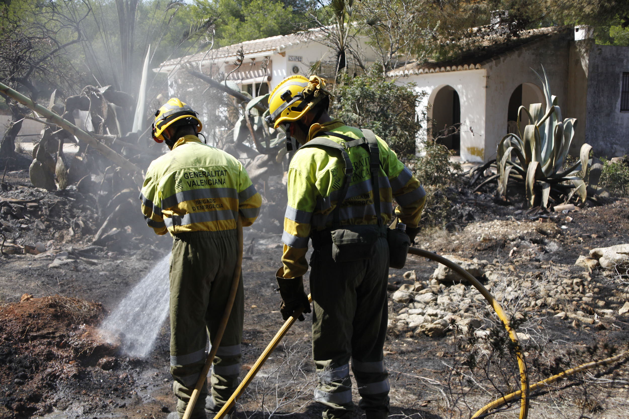 Imagen de archivo de bomberos extinguiendo un incedio declarado en el Montgó.
