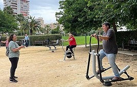 Los pacientes, haciendo uso de aparatos de ejercicio en un parque de Sant Joan.