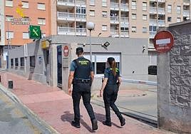 Dos agentes de la Guardia Civil patrullan por Torrevieja.
