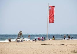 La bandera roja ondea en la playa de Urbanova.