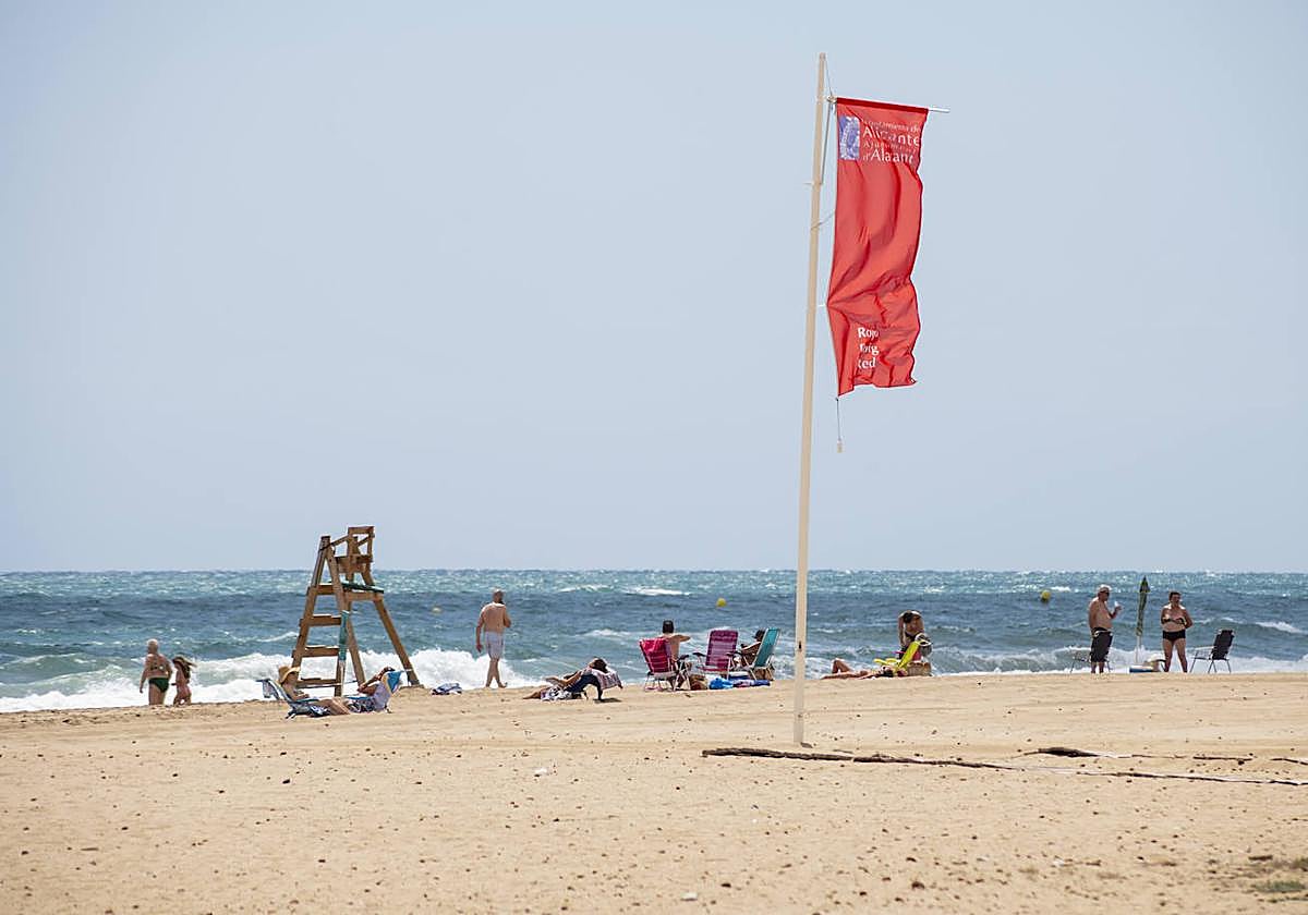 La bandera roja ondea en la playa de Urbanova.